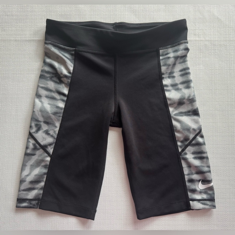 Nike ✔ Tight Fit Black White Stretch Athletic Workout Shorts Youth Medium EUC